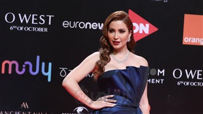 نسرين طافش بفستان أزرق جرىء على ريد كاربت الجونة السينمائي | صور
