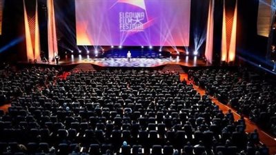 ما بين القبلات والبكاء.. 11 ملاحظة على حفل افتتاح الدورة الخامسة من مهرجان الجونة السينمائي