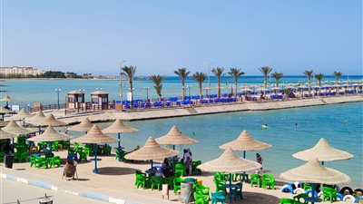 لانخفاض درجات الحرارة.. إقبال ضعيف على الشواطئ العامة في الغردقة | صور وفيديو