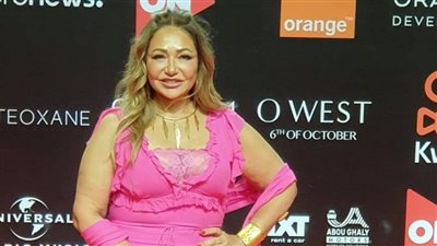 ليلى علوي بفستان فوشيا في السجادة الحمراء لفيلم كازابلانكا بمهرجان الجونة | فيديو