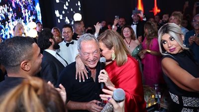 بعد رقصه مع يسرا.. سميح ساويرس في حفل مجوهرات ثالث أيام الجونة السينمائي