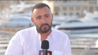 شكله حكومة يا واد.. أحمد السقا يروي موقفين غريبين بعد ركوبه ميكروباص ليلا