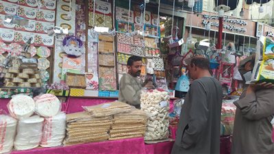 إقبال على شراء حلوى المولد النبوي بالشوادر في الأقصر.. والتجار: حالنا أفضل هذا العام | صور وفيديو