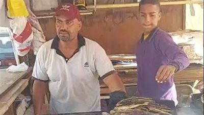 طفل بعزيمة الرجال.. الطالب مصطفى يدرس ويعمل بمحل سمك لمساعدة عمته بعد انفصال والديه ببورسعيد