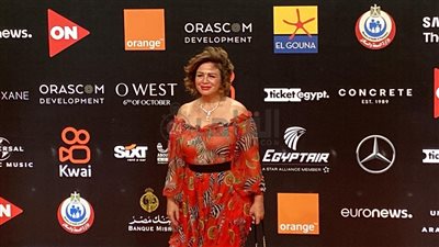 بفستان الحمار الوحشي.. إلهام شاهين على ريد كاربت سادس أيام مهرجان الجونة | صور