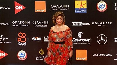 طبعات الحمار الوحشي.. إلهام شاهين تظهر بـ فستان مكشوف في سادس أيام الجونة السينمائي