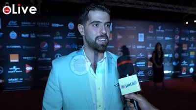 طارق الإيباري يتعرض لموقف محرج على ريد كاربت الجونة السينمائي | فيديو