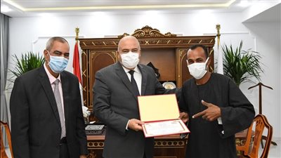 محافظ قنا يكرم أيوب القاضي صاحب تريند الطفاية دي.. والأخير: بشكر المحافظ