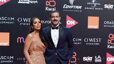 لفته شيك من محمد فراج مع زوجته بسنت شوقي على كاربت مهرجان الجونة | صور