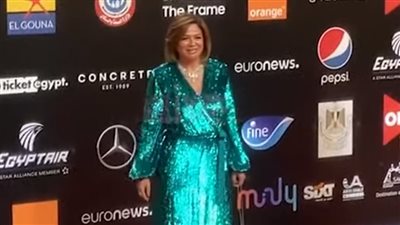 بفستان طويل لامع.. إلهام شاهين تتألق في آخر أيام الجونة السينمائي 2021