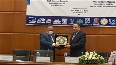 تكريم رئيس أكاديمية البحث العلمي على هامش مؤتمر المركز القومي للبحوث