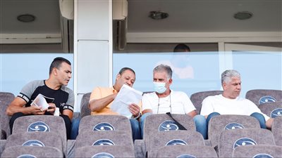 الجهاز الفني لمنتخب مصر يتابع مباراة البنك الأهلي وطلائع الجيش من مقصورة بتروسبورت