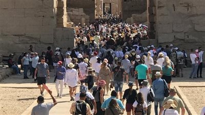 بينها الروس والإسبان.. 3 آلاف سائح يزورون معابد الكرنك بالأقصر | فيديو وصور