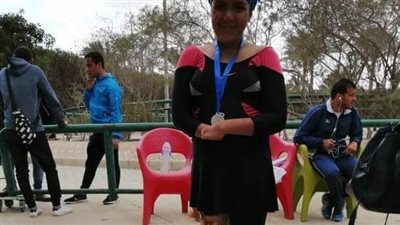 بعد بتر قدمها.. طفلة بحلوان تناشد المسئولين بالالتحاق بنادٍ للاحتراف في السباحة 