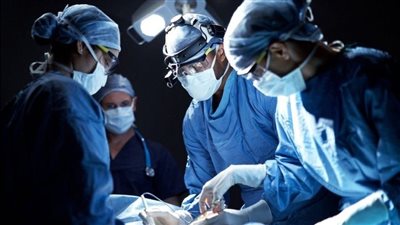 عاوز حق مراتي.. زوج يناشد بالتحقيق في وفاة زوجته بعد تقطيع أمعائها خلال الولادة القيصرية