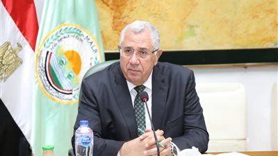 وزير الزراعة يوجه بسرعة توزيع كارت الفلاح والتصدي للتعديات
