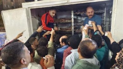 نفدت فور وصولها.. إقبال على سيارة تتبع محافظة الشرقية تبيع خبز فينو بأسعار منافسة | صور
