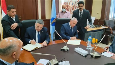 محافظ البحر الأحمر يوقع بروتوكول تعاون مع هيئة تنمية الصعيد لتنفيذ مشروع الجوجوبا | صور
