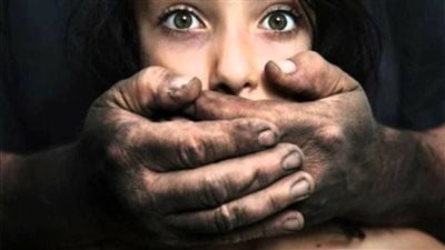 لاستغلالها جنسيا.. أم تصور ابنها خلال اغتصابه فتاة قاصر وتهدد بفضحها