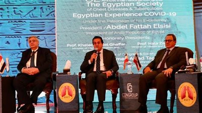 عوض تاج الدين يشيد بجهود وزير التعليم العالي ويهديه درع الجمعية المصرية لأمراض الصدر والتدرن
