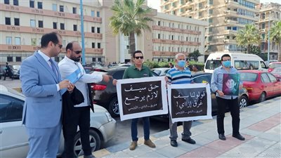 بالتزامن مع محاكمة 10 بالنادي الأوليمبي.. وقفة لأسرة سيف إسلام غريق حمام السباحة