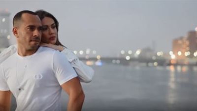 يكسر النمط التقليدي.. رجل الأعمال محمد زكي يستعين بمودل أجنبية لتصوير دعاية بيع السيارات | فيديو