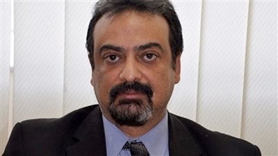 بعد تخوف الطلاب من المصل.. تلقي لقاح كورونا أم إجراء PCR أسبوعيا؟ أمين المستشفيات الجامعية يجيب