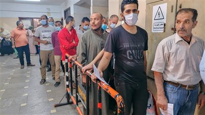 إقبال كبير على التطعيم بـ لقاح كورونا بمديرية الصحة بالشرقية | صور