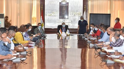 محافظ الأقصر يعقد اجتماعًا لحصر التعديات المتبقية على أراضي أملاك الدولة