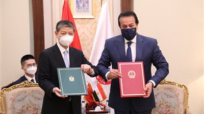  عبد الغفار والسفير الصيني يوقعان وثيقة استلام 2 مليون جرعة لقاح سينوفاك 