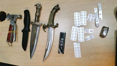 القبض على راكب قادم من تركيا بحوزته حشيش و4 خناجر بمطار القاهرة | صور