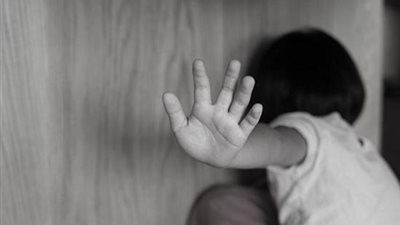 تعالي نلعب المرجيحة.. تفاصيل اتهام فـراش بهتك عرض طفلة بإحدى المدارس في باب الشعرية │ فيديو