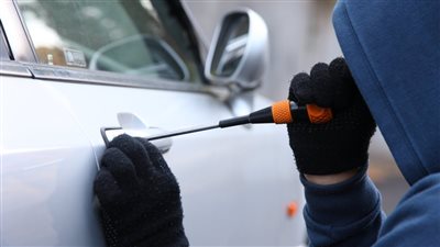 سرقة سيارة تابعة لـ الحي من أمام فندق شهير بالهرم