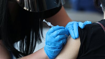 تعرف على الفئات المستثناة من قرار منع دخول الموظفين دون الحصول على لقاح كورونا
