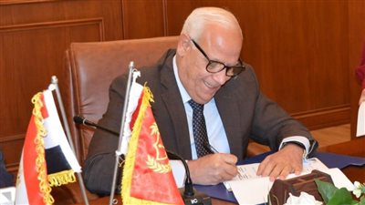 بتكلفة 600 مليون جنيه.. محافظ بورسعيد يوقع عقود إنشاء استاد المصري