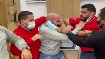 طحنوه ضرب.. موظفو خدمة عملاء فودافون يعتدون على عميل بأحد الفروع | فيديو جراف