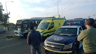 إصابة 8 أشخاص في انقلاب ميني باص بسبب الشبورة بالعاشر من رمضان | صور