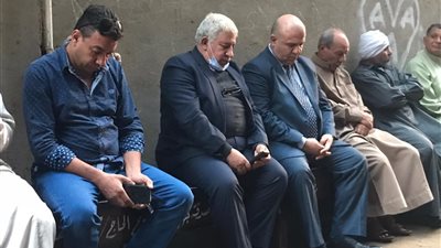 زملاء المعلم المتوفى بالدقهلية خلال تقديم واجب العزاء: استشهد في محراب العلم