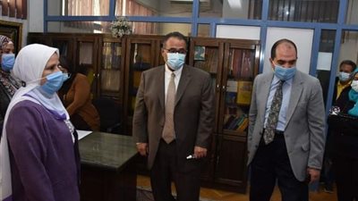 نائب رئيس جامعة عين شمس يتفقد لجان انتخابات اتحادات الطلاب بالجولة الأولى