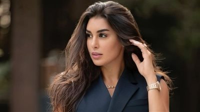 بتورته وورد.. ياسمين صبري تحتفل بعيد زواجها 