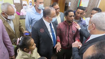 محافظ الأقصر ومساعد الوزير ومدير الأمن يتفقدون تلاميذ مدرسة بعد إصابتهم بإعياء | صور