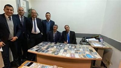 ضبط راكبة حاولت تهريب 161 آيفون حول جسدها بمطار القاهرة الدولي | صور