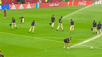 على طريقة ألعاب الصالات.. تنظيف ملعب البيت بين شوطي مباراة قطر والبحرين | صور 