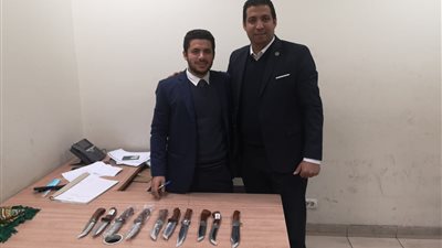 القبض على راكبين بالمطار لحيازتهما عشرة خناجر وقطعة حشيش| صور