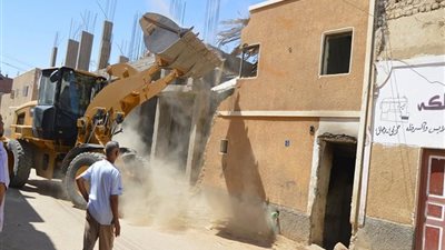 إحالة رئيس مدينة أبو تشت و7 مسئولين بقنا للمحاكمة بسبب مخالفات إزالة منازل