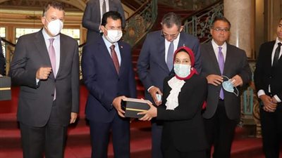 وزير الرياضة وأمين صندوق تحيا مصر يكرمان 15 طالبًا بجامعة عين شمس