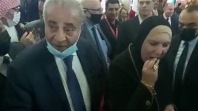 خسرتك بلحتين.. وزير التموين يداعب أحد العاملين بالجناح السعودي بعد إهدائه تمرة | فيديو