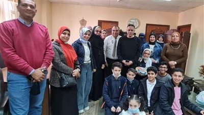 بـالهدايا.. طلاب دمياط في زيارة لمرضي الأورام لمشاركتهم البهجة 