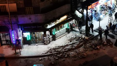  مصرع عاملي بناء في انهيار شرفة عقار أعلى مقهى بحبح بالإسكندرية | صور