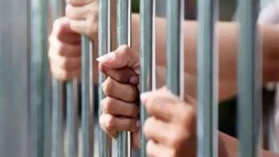 ضبط شخصين لاتهامهما بسرقة مبالغ مالية و100 علبة سجائر بالتجمع الأول
